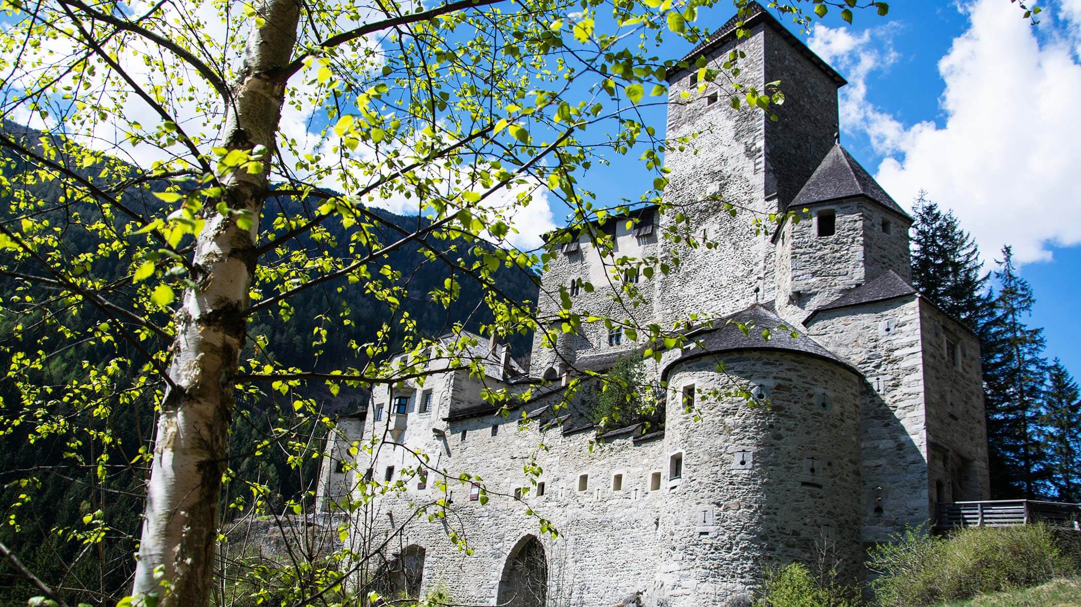 Außenansicht der Burg Taufers