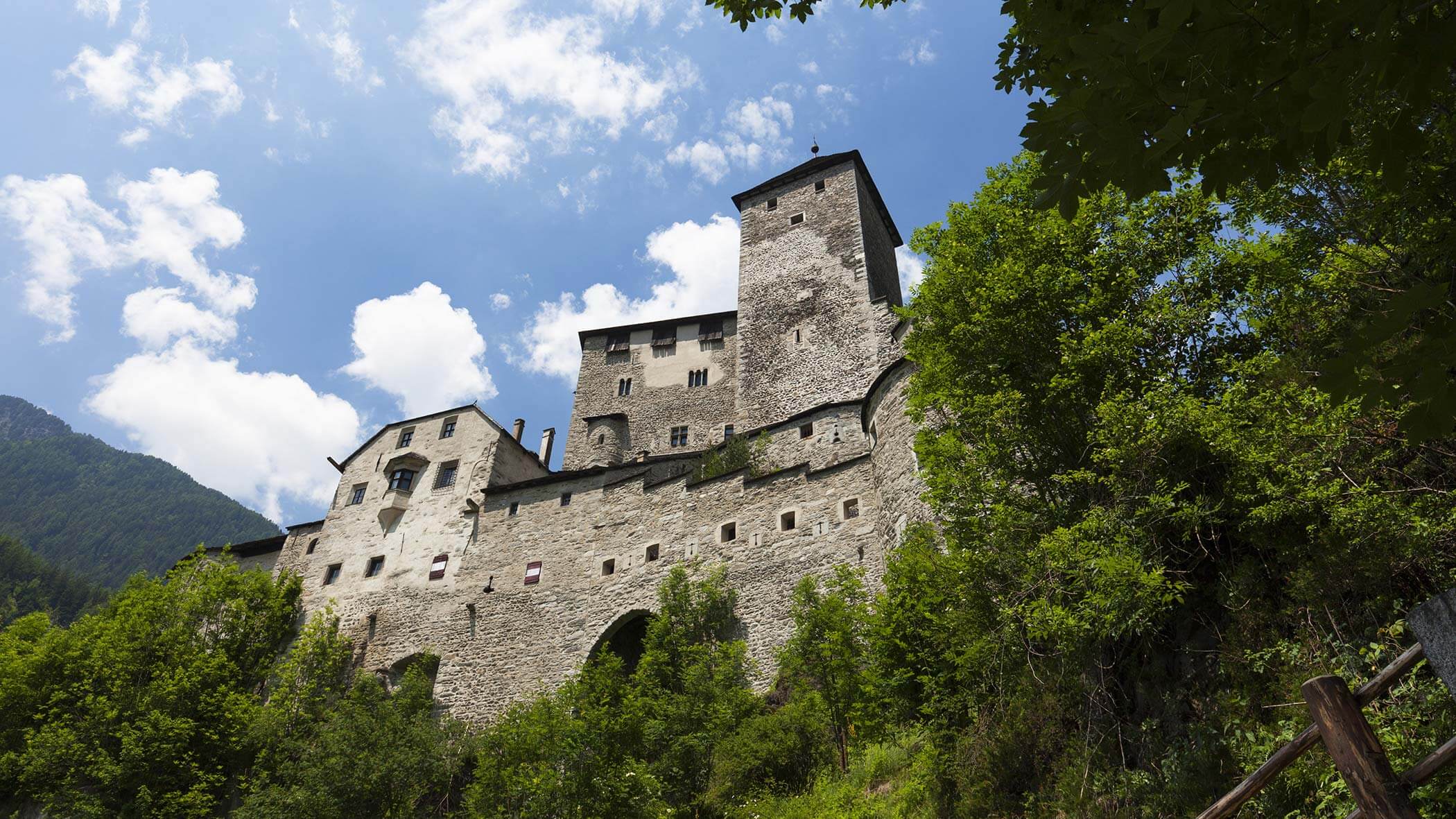 Blick zur Burg Taufers