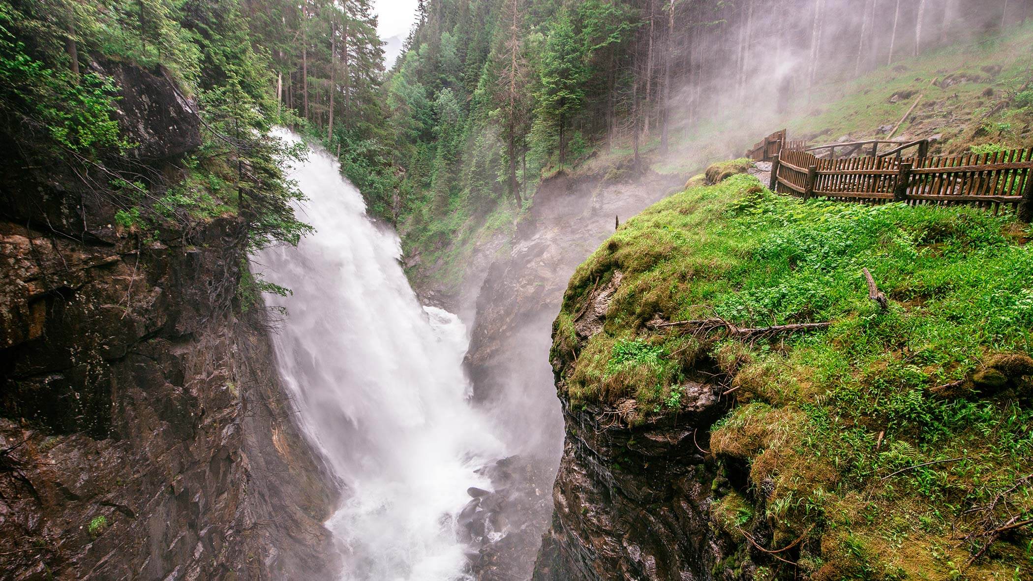 Blick zu den Reinbach Wasserfällen in Kematen